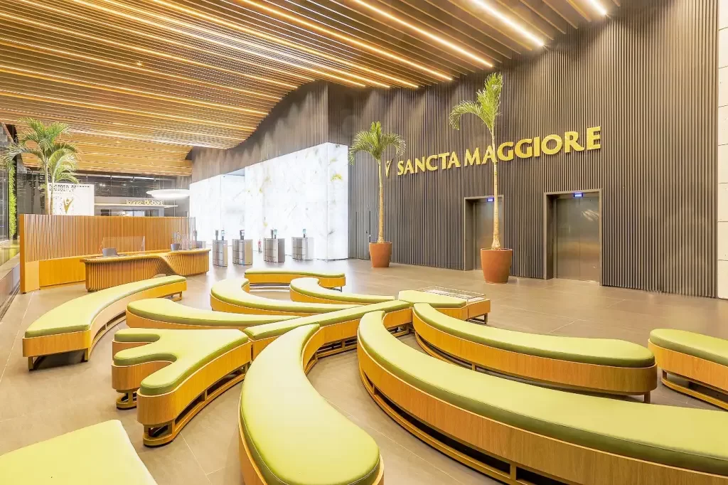 Conheça a rede de Hospitais Sancta Maggiore em São Paulo Fachada do Hospital Sancta Maggiore da rede própria Prevent Senior em São Paulo, destacando a entrada principal e o logotipo.