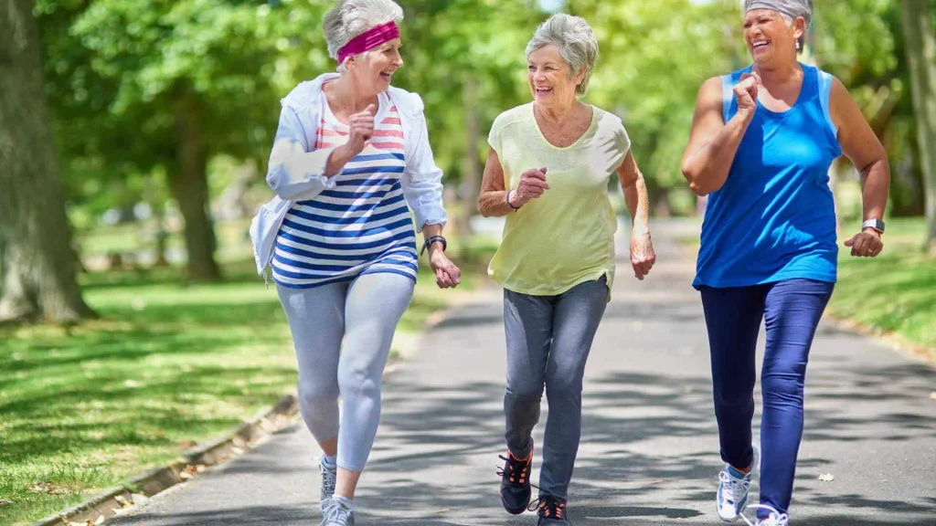 Convênio Para a Terceira Idade Prevent Senior – Mazza Corretora Idosos caminhando com vitalidade ao ar livre atendidos pelo convênio para a terceira idade Prevent Senior.